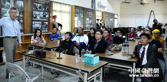 第二届“七彩云南·相约台湾”文化交流月媒体团与社区居民共同观看社区情况简介。
