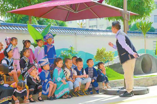 “坡芽歌书”进校园现场教学。 本报通讯员 冉光正 摄