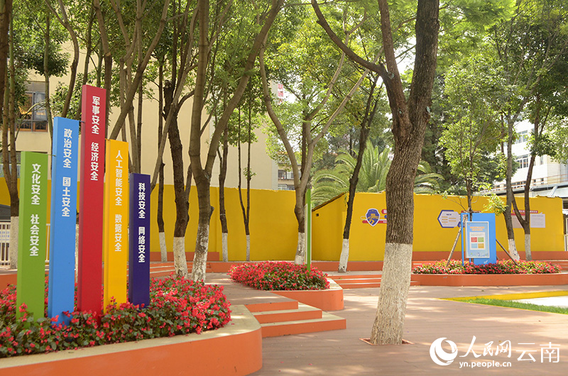 通过改造闲置绿地、增加座椅等方式，昆明北京路沿线原有无法进入的绿地，转变为视线通透、空间共享的休闲公园。人民网记者 刘怡摄