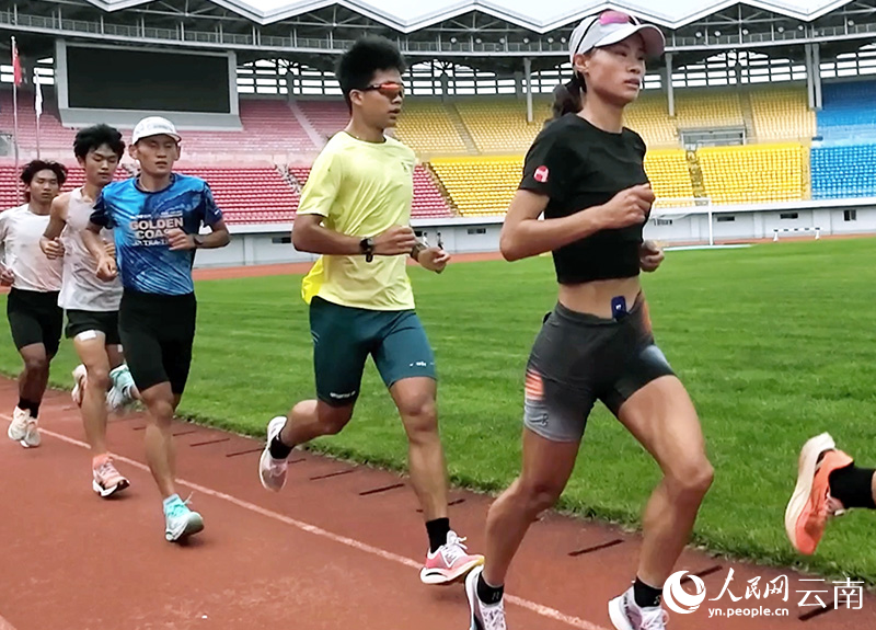 长跑运动员在丽江训练。余倩摄
