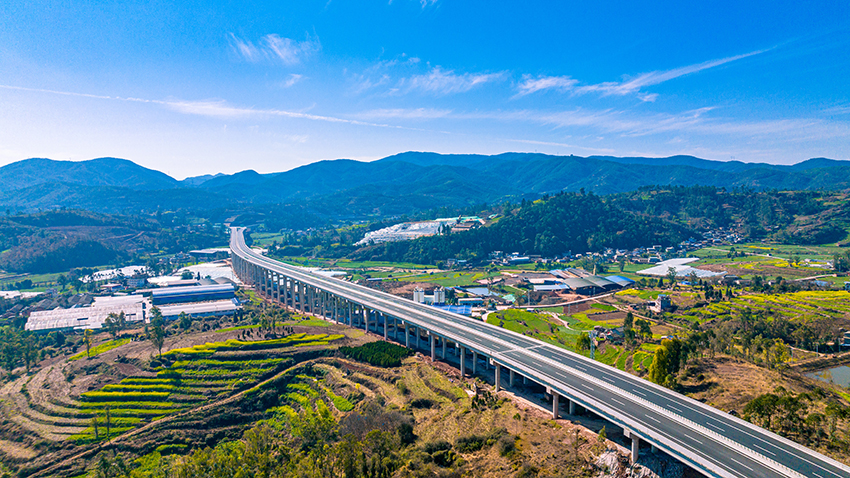 新楚大高速。徐俊摄