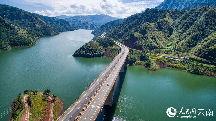渝昆高速公路云南会泽段美景。左滨洪摄