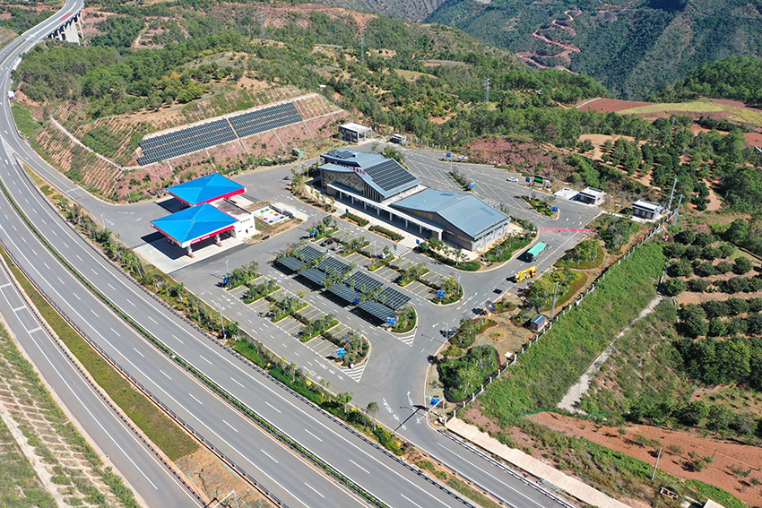 永仁至大姚高速公路交通与能源融合示范项目。云南省发改委供图