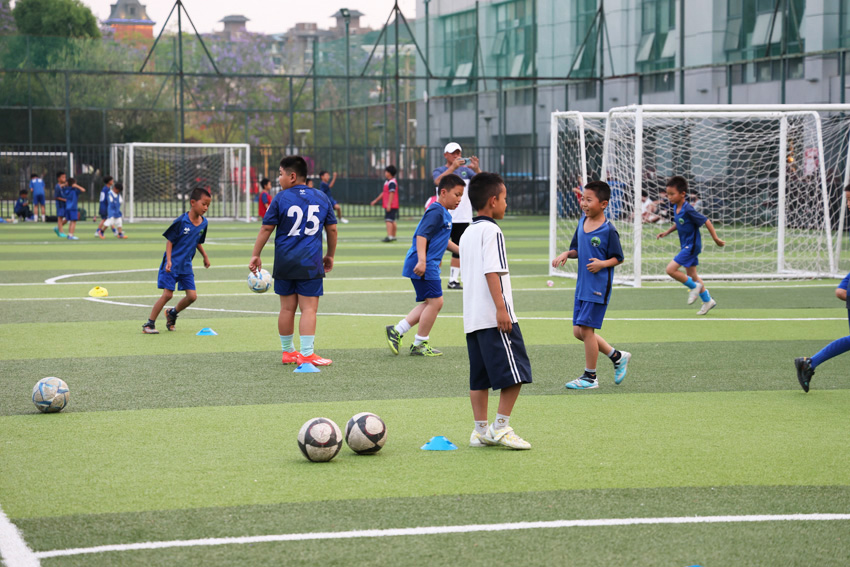 开远市所有小学的课后延时服务都开设了足球课程，图为小学生正在上足球课。开远市融媒体中心供图