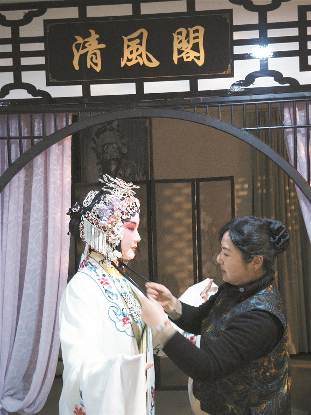 张春丽为体验者试妆。
