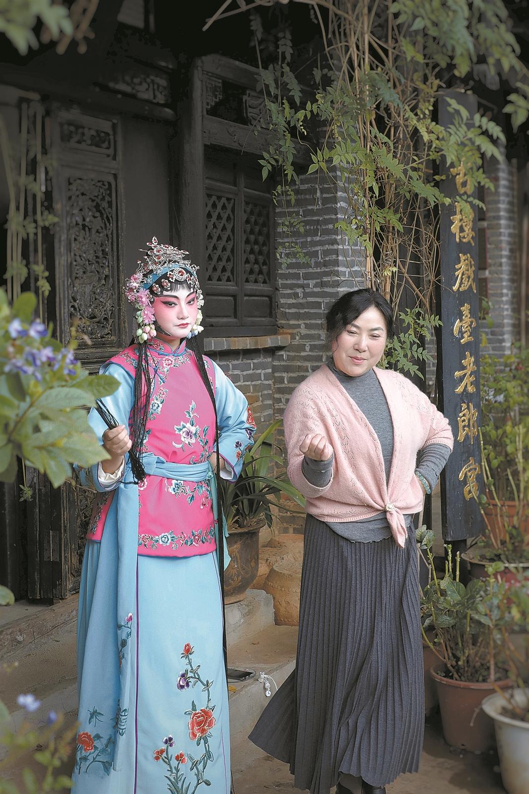 张春丽为体验者示范滇剧身段。
